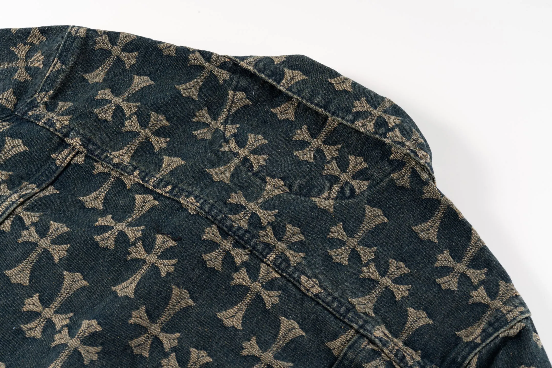 P240 Chrome Hearts | Chrome Hearts CH all-over printed jacquard denim jacket - 2024 autumn new product, the same style as the Internet celebrity star's cross-printed denim jacket, with unique cross design elements and all-over printing, full of design sense. It is made of 100% denim cotton fabric with heavy coarse yarn count, which ensures a stiff and tough silhouette while being soft, comfortable and breathable. The lapel is designed with silver buttons and is full of texture.  The classic dark yellow cross logo is all over the dress. It is generous and full of personality without being exaggerated. It is a perfect versatile style for spring and summer!    Custom hardware! Same style for couples!  Three standards are complete, the same style for men and women, non-market ordinary version, feel free to compare, the quality is absolutely guaranteed. Style number: 1651# Color: blue Size: S M L XL